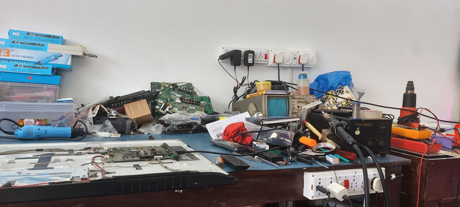 TV Mechanic Mr. Himadri Mazumdar in Mukundapur